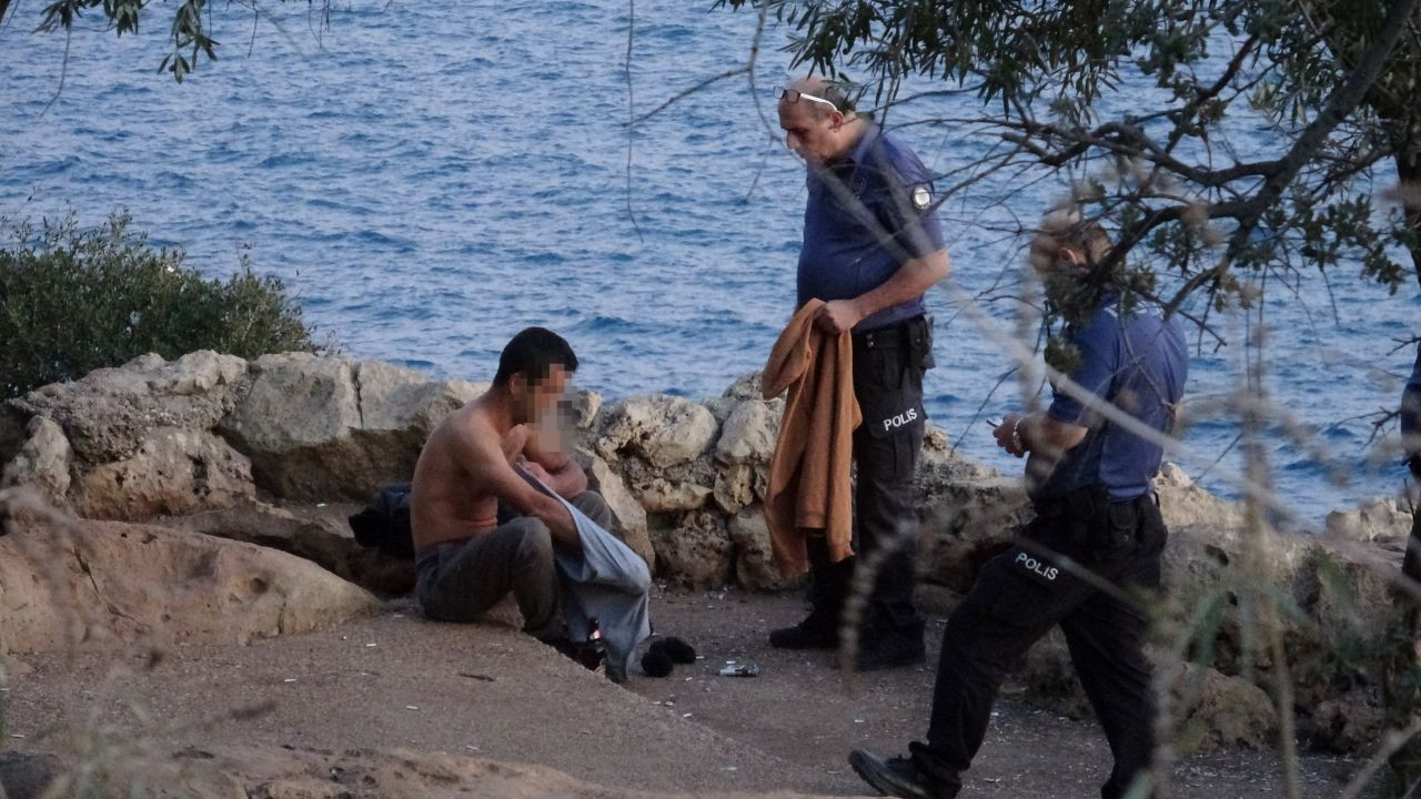 Antalya'da 40 Metrelik Falezlere Çıkan Şahıs Yürekleri Ağıza Getirdi - Sayfa 2