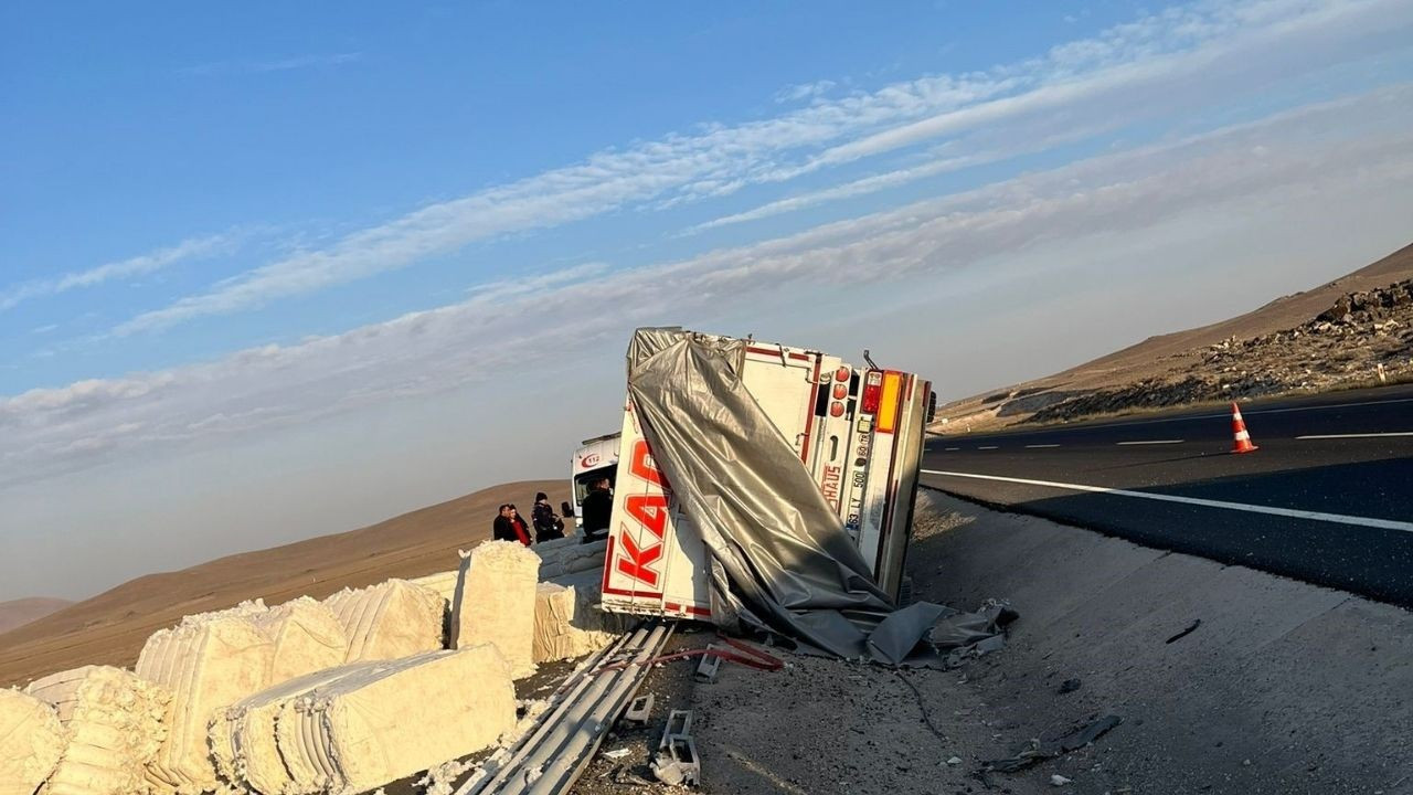 Konya’da tır devrildi: 1 ölü, 1 yaralı