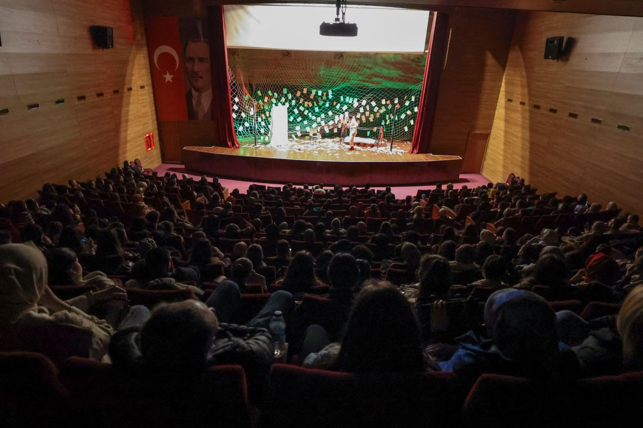 “Sonsuzluğun Tedirginliği” Tiyatro Oyunu Serdivan’da Sahnelendi - Sayfa 4