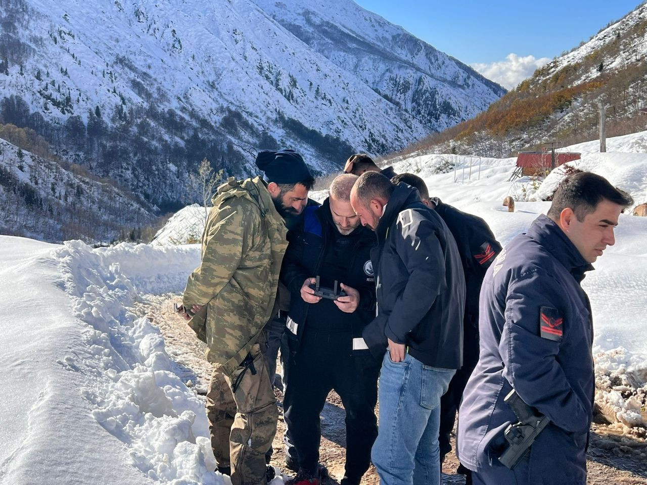 Ayı saldırdığı için ahırdan kaçan sürü 20 gündür Rize'nin karlı dağlarında aranıyor - Sayfa 1