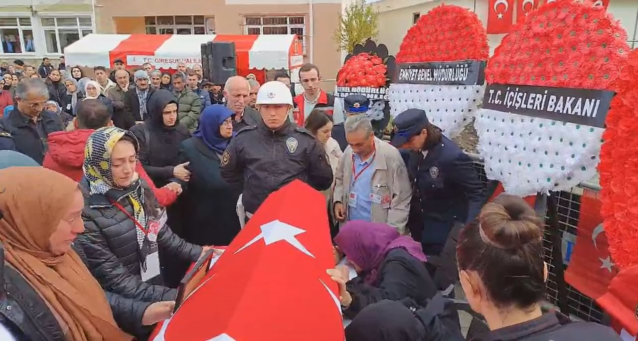 Trafik kazasında şehit olan polis memuru son yolculuğuna uğurlandı - Sayfa 1