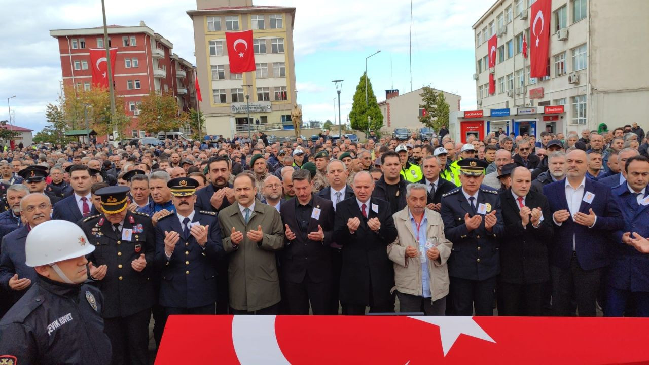 Trafik kazasında şehit olan polis memuru son yolculuğuna uğurlandı - Sayfa 2