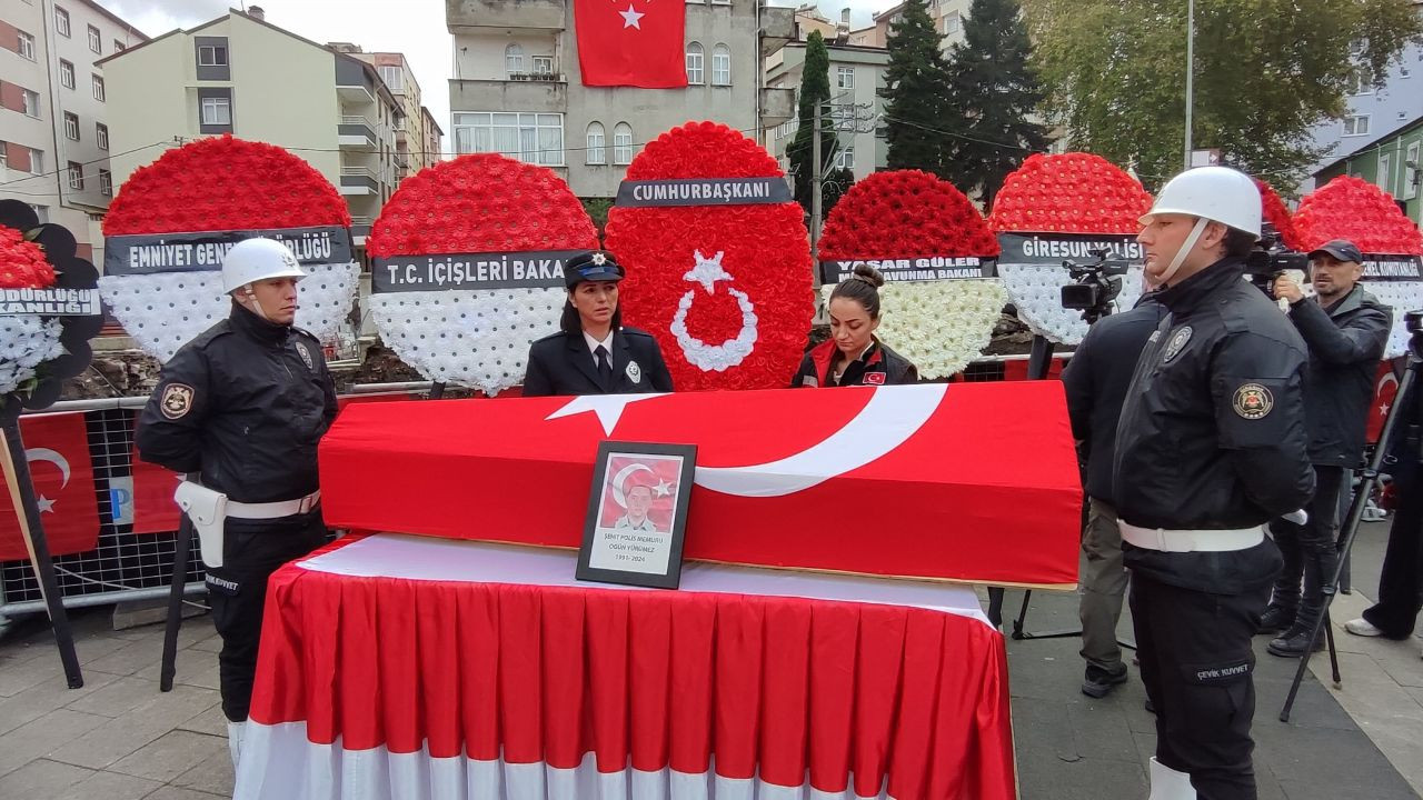 Trafik kazasında şehit olan polis memuru son yolculuğuna uğurlandı - Sayfa 4