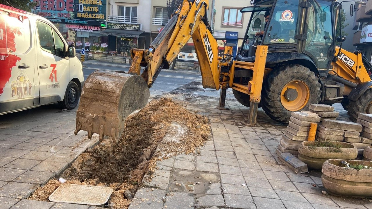 Düzce'de kentte kaldırım tamiratları yapılıyor