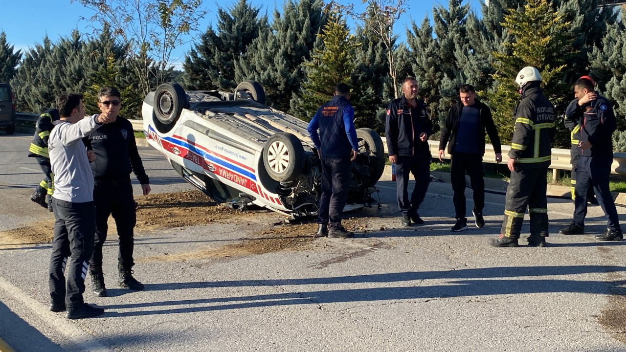 Kocaeli'de direğe çarpan jandarma aracı takla attı: 2 jandarma yaralı