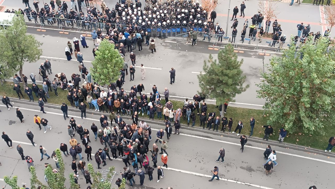 Batman’da Polise Taş Atan Gruba Müdahale: 9 Kişi Gözaltında - Sayfa 10