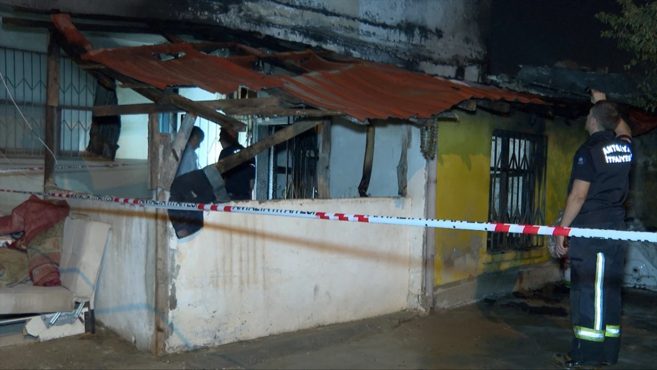 Antalya’da Tek Katlı Evde Çıkan Yangında Bir Kadın Hayatını Kaybetti