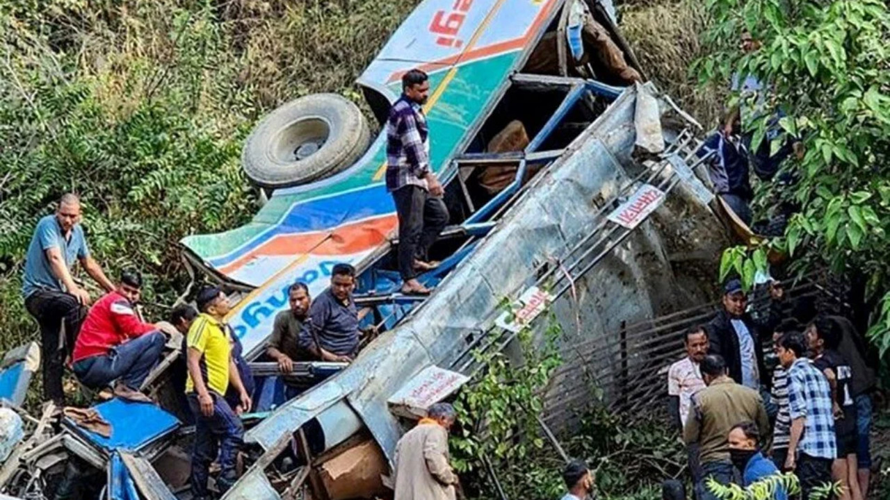 Hindistan’da Otobüs Faciası: 36 Yolcu Hayatını Kaybetti