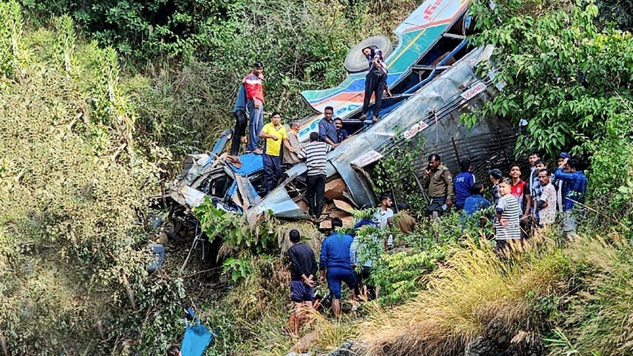 Hindistan'da yolcu otobüsü şarampole yuvarlandı:36 ölü