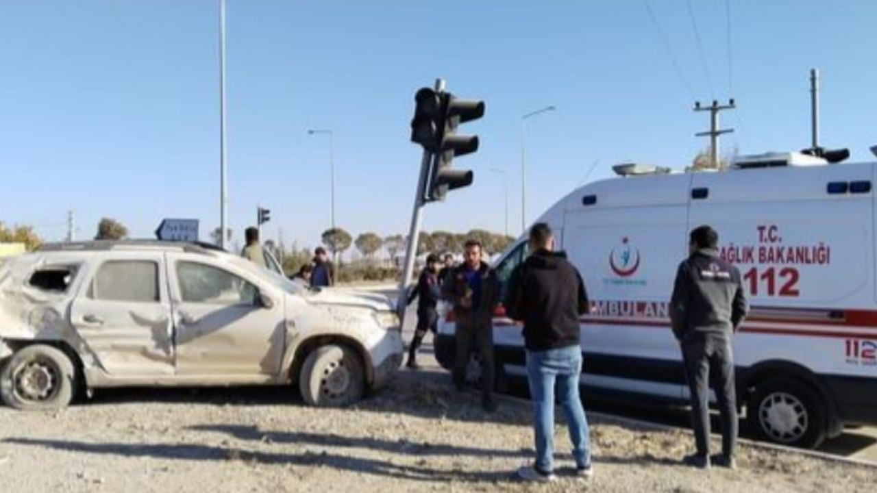 Aksaray'da Tır ve Otomobil Çarpıştı, 2 Kişi Yaralandı