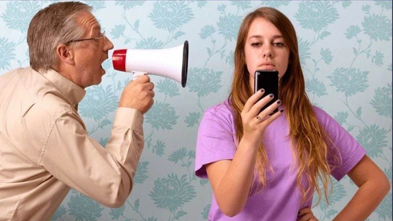 "Z Kuşağı 'İzolasyon Riskinde': Ekran Bağımlılığı Gençleri Yalnızlaştırıyor!"