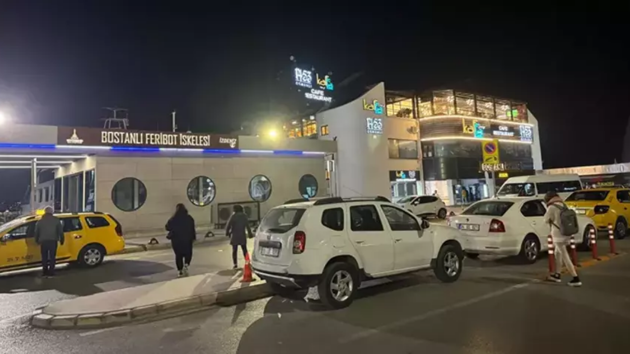 İzmir'de Feribot İskeleyi Çarparak Paniğe Neden Oldu!