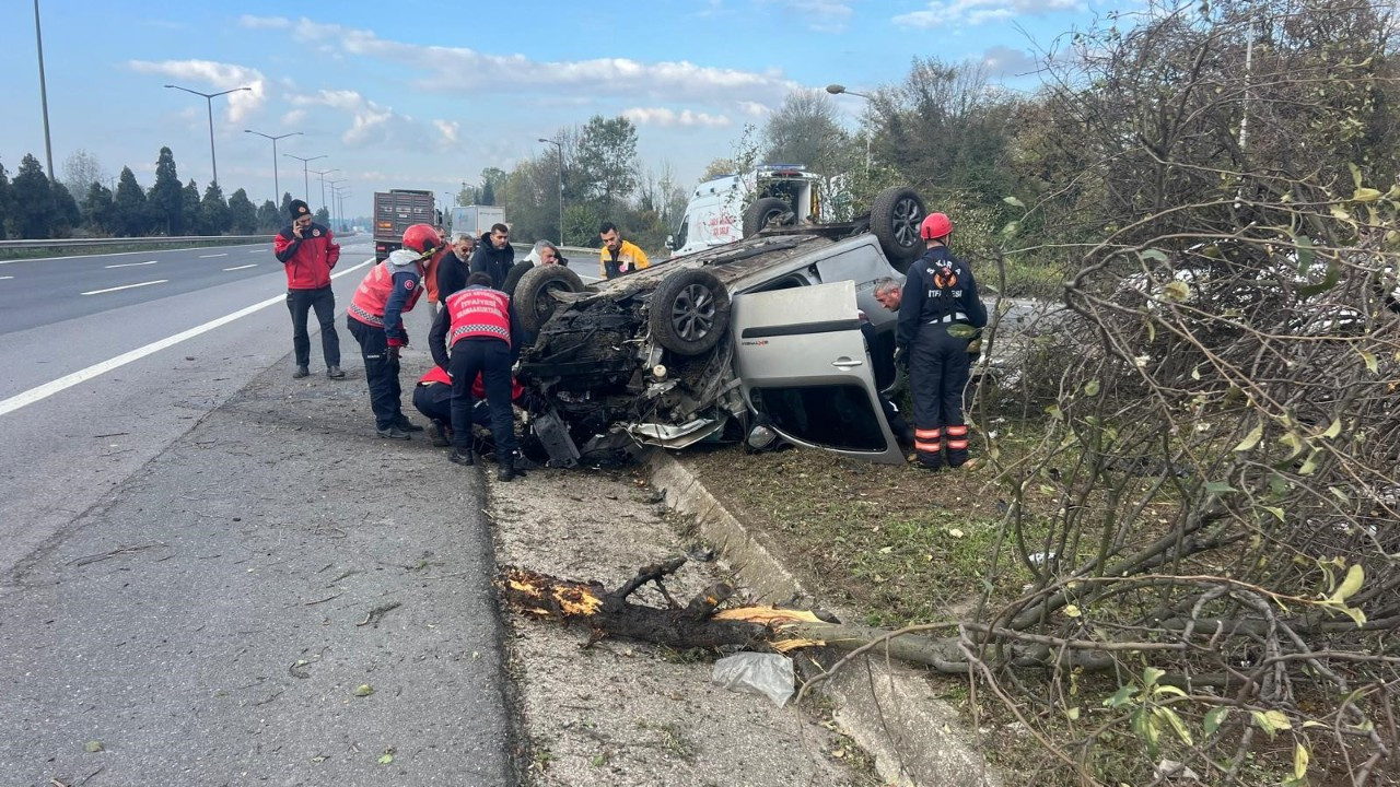 Sakarya'da Kontrolden Çıkan Araç 3 Ağacı Biçti: 2 Yaralı