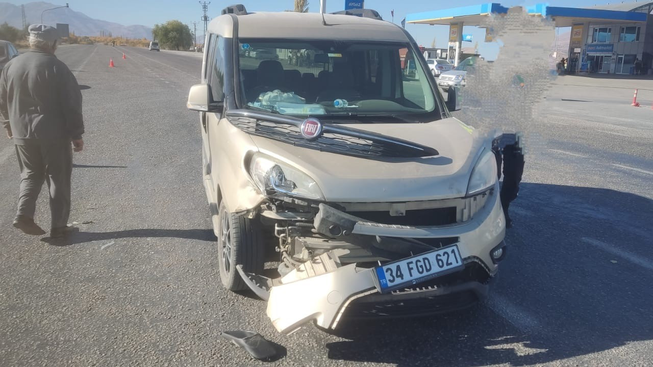 Malatya'da Kaza: Tır İle Hafif Ticari Araç Çarpıştı!