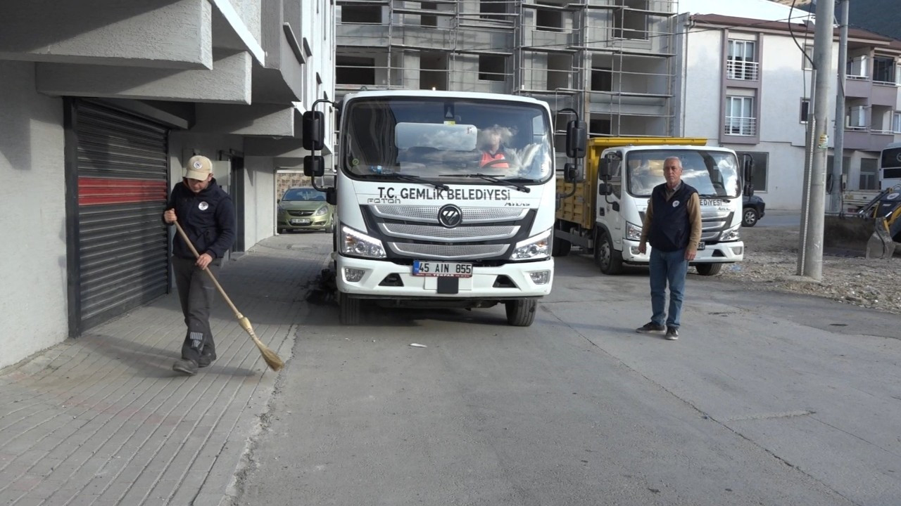 Gemlik'te Boş Arsalar ve Çevre Atıkları Temizleniyor