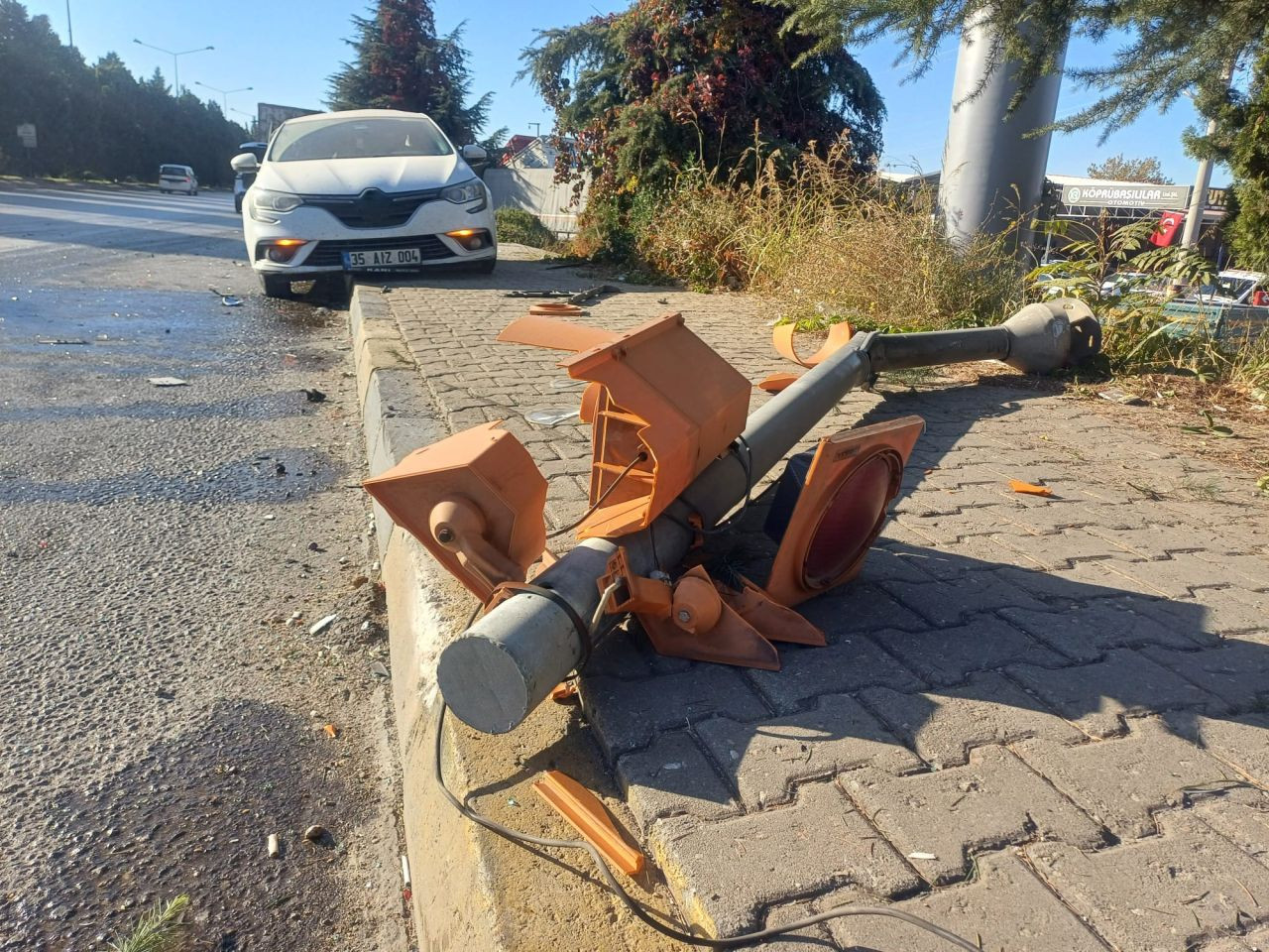 Tırın Çarptığı Otomobil Hurdaya Döndü, Sürücü Kurtuldu - Sayfa 2