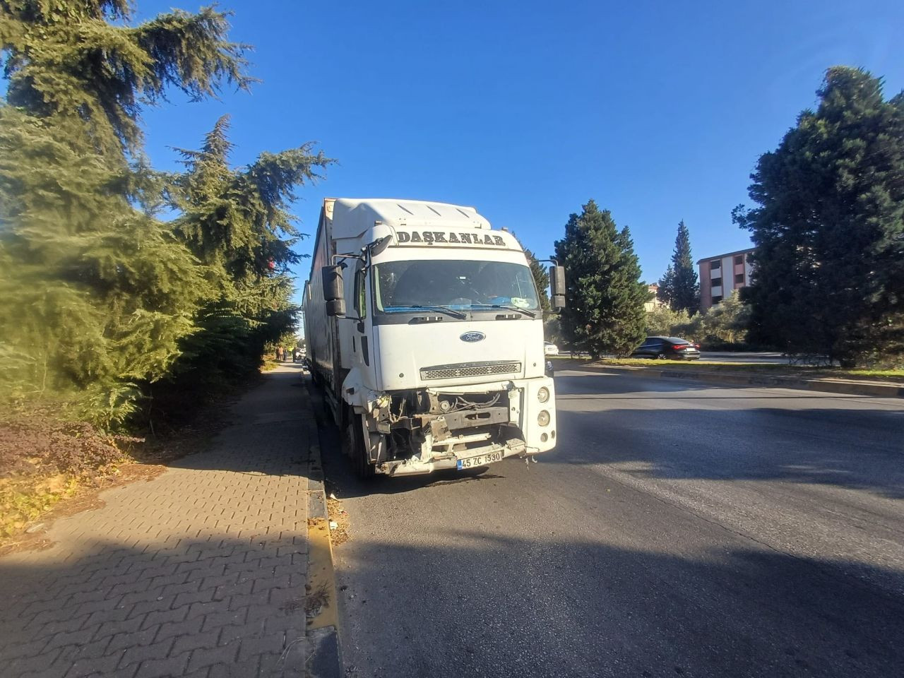 Tırın Çarptığı Otomobil Hurdaya Döndü, Sürücü Kurtuldu - Sayfa 1