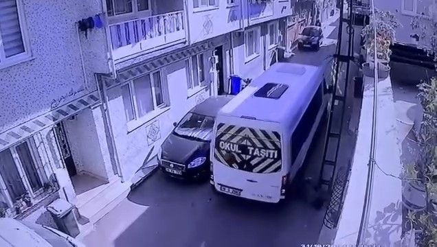 Geri Manevra Yapan Servis Minibüsü Kadına Çarptı - Sayfa 2