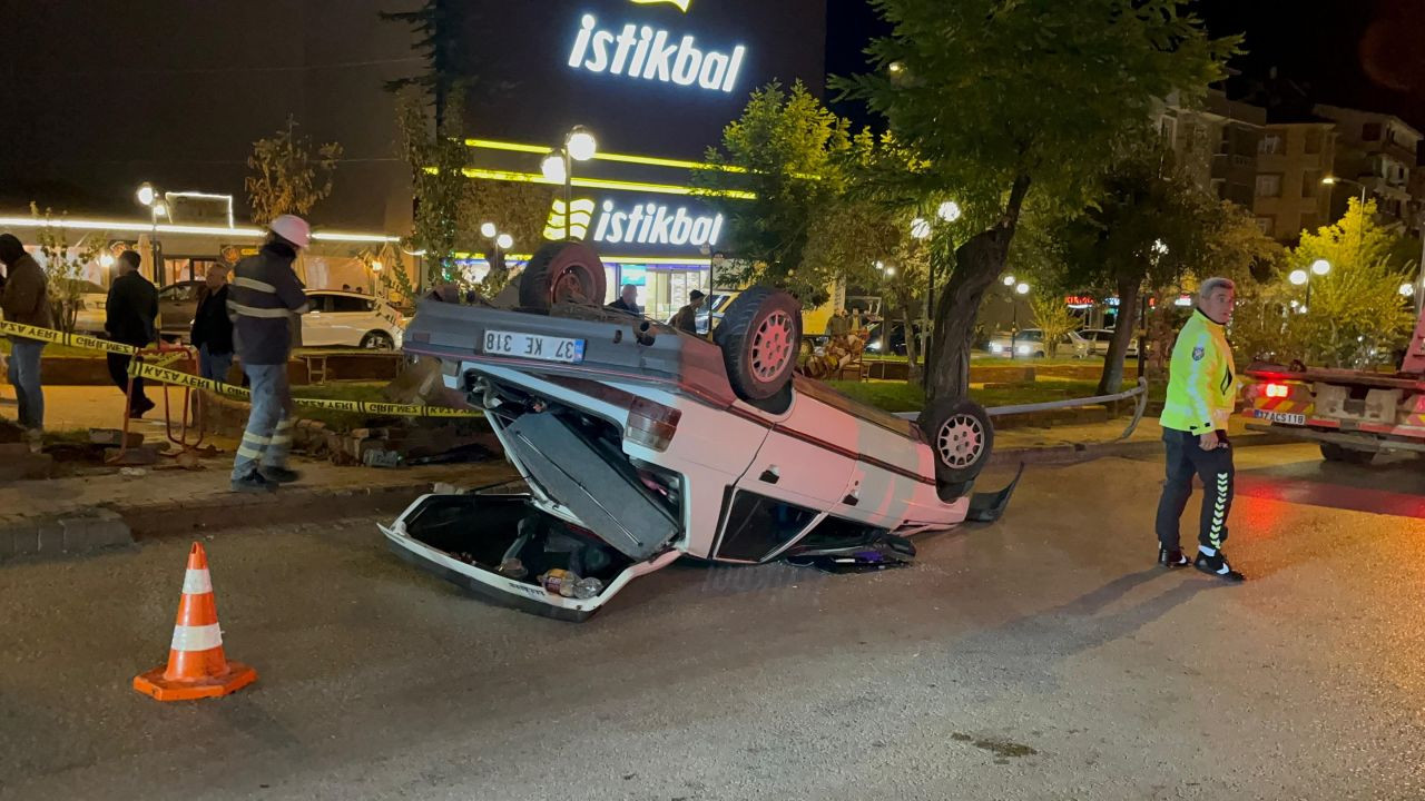 Kastamonu'da Elektrik Direğine Çarpan Araç Takla Attı - Sayfa 1