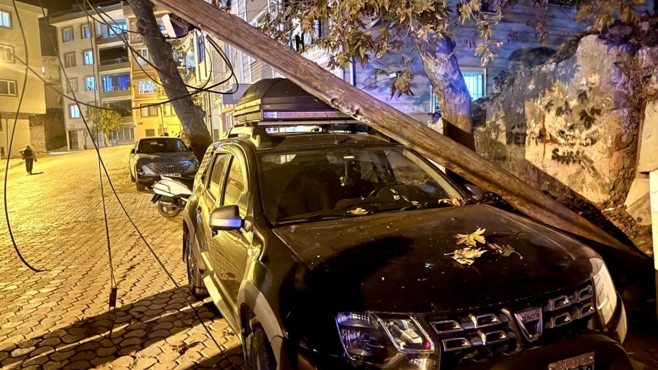 Balıkesir'de İlginç Kaza: Telefon Direği Cipin Üzerine Devrildi! - Sayfa 4