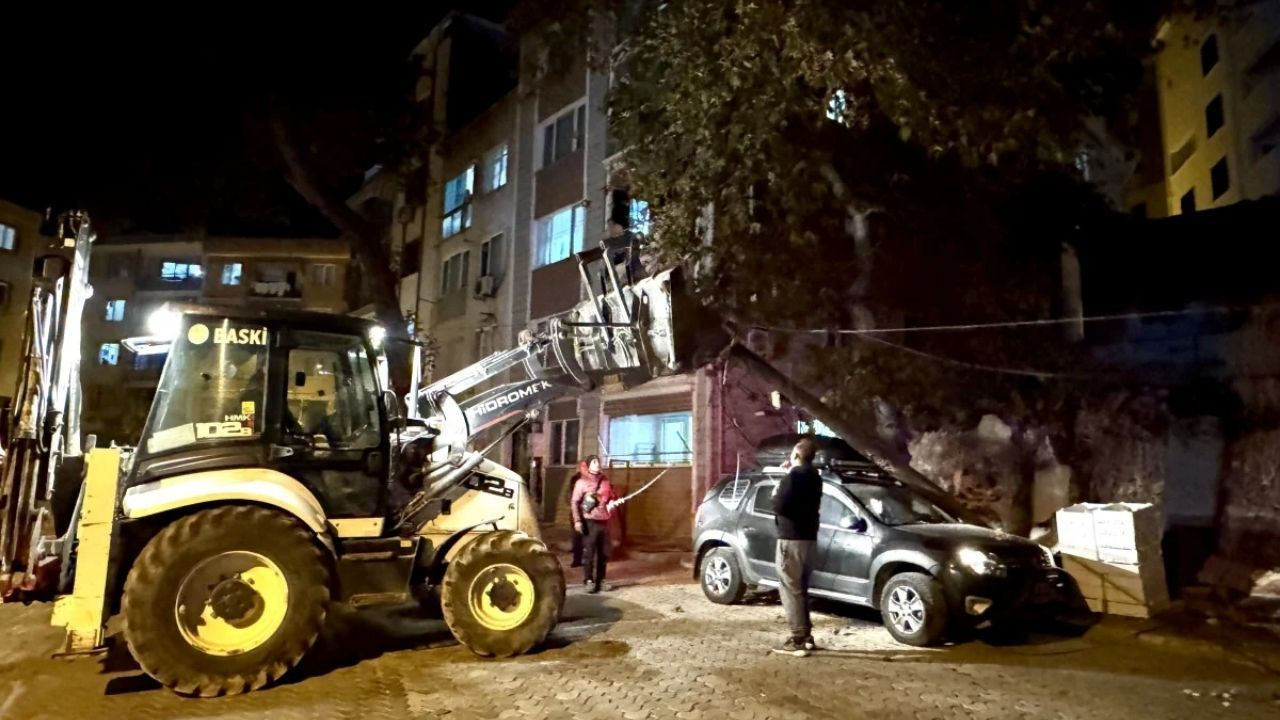 Balıkesir'de İlginç Kaza: Telefon Direği Cipin Üzerine Devrildi! - Sayfa 3