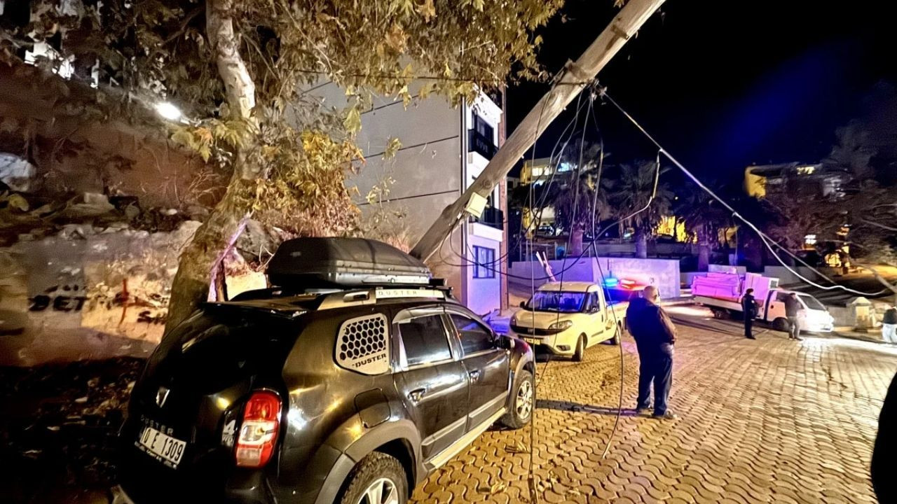 Balıkesir'de İlginç Kaza: Telefon Direği Cipin Üzerine Devrildi! - Sayfa 2