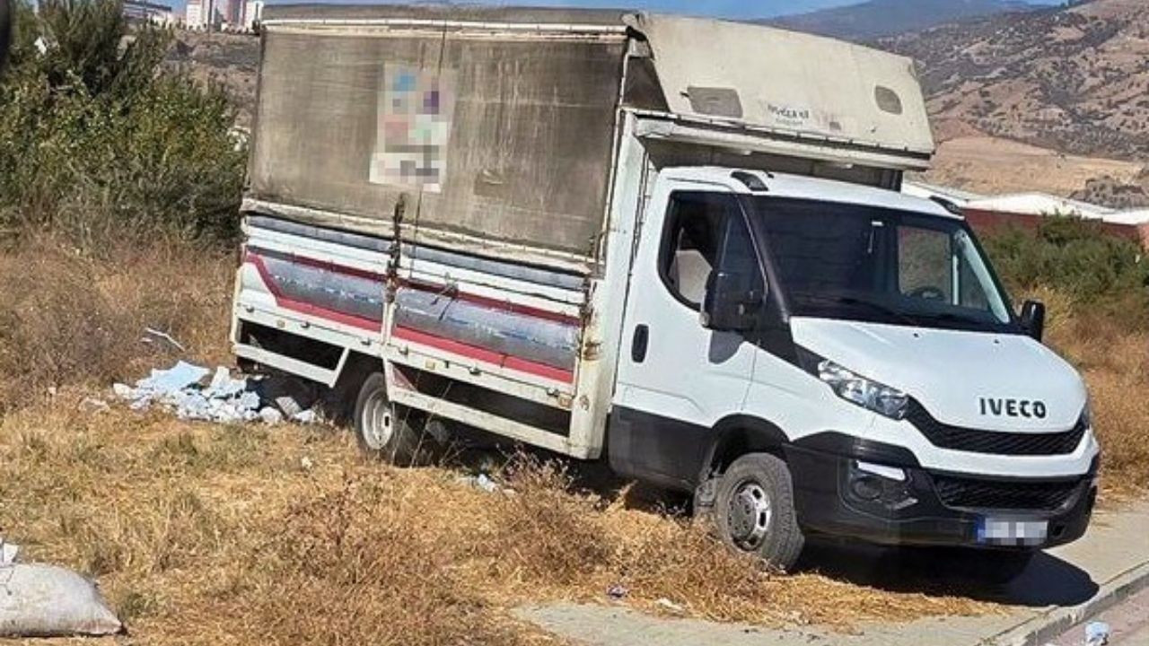 Yol kenarına moloz döken vatandaşa, Efeler Belediyesi zabıta ekipleri geçit vermedi