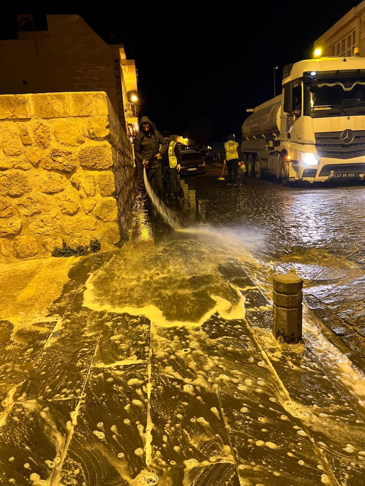 Mardin'in Turistik Caddesi Köpüklü Su ile Yıkandı! - Sayfa 2