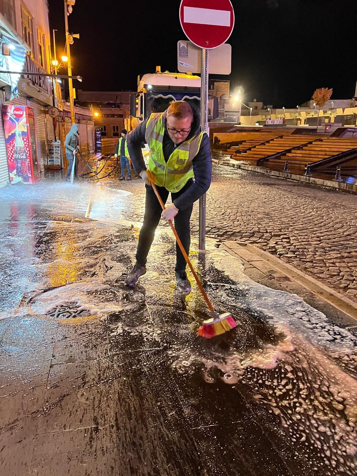 Mardin'in Turistik Caddesi Köpüklü Su ile Yıkandı! - Sayfa 1