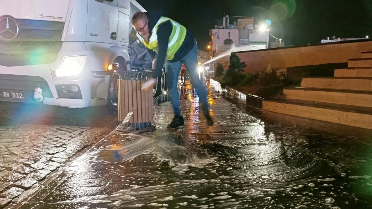 Mardin'in Turistik Caddesi Köpüklü Su ile Yıkandı!