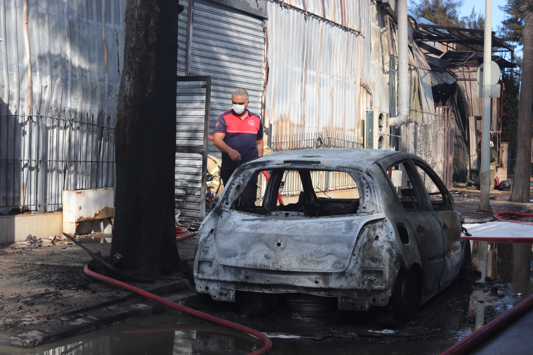 İzmir Çiğli'de Kimya Fabrikasında Yangın Ve Patlamalar: 2 Yaralı! - Sayfa 1