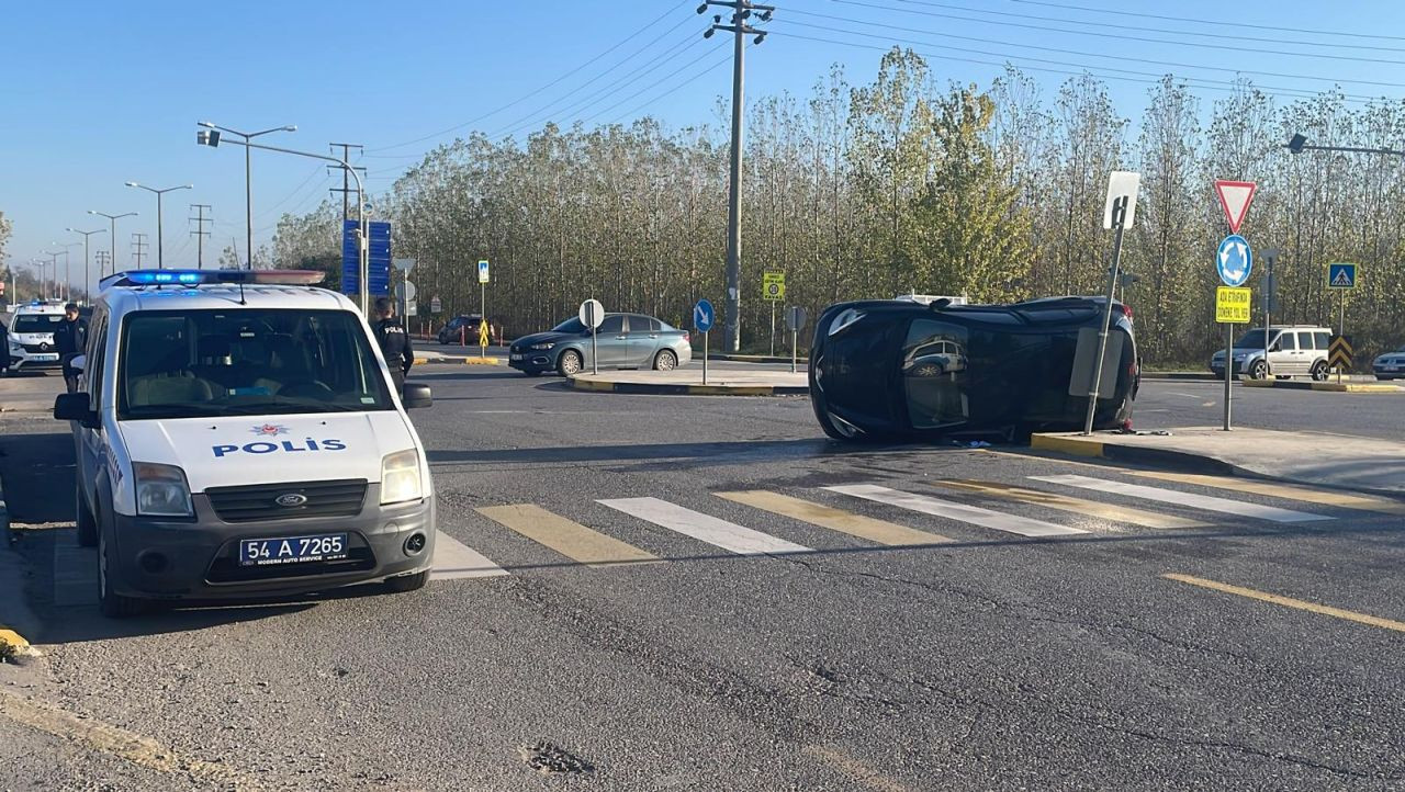 Sakarya'da Feci Kaza: Hafif Ticari Araçla Çarpışan Otomobil Devrildi 1 Yaralı! - Sayfa 6