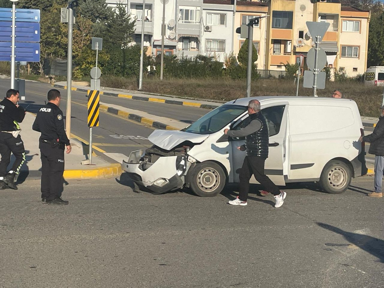 Sakarya'da Feci Kaza: Hafif Ticari Araçla Çarpışan Otomobil Devrildi 1 Yaralı! - Sayfa 4