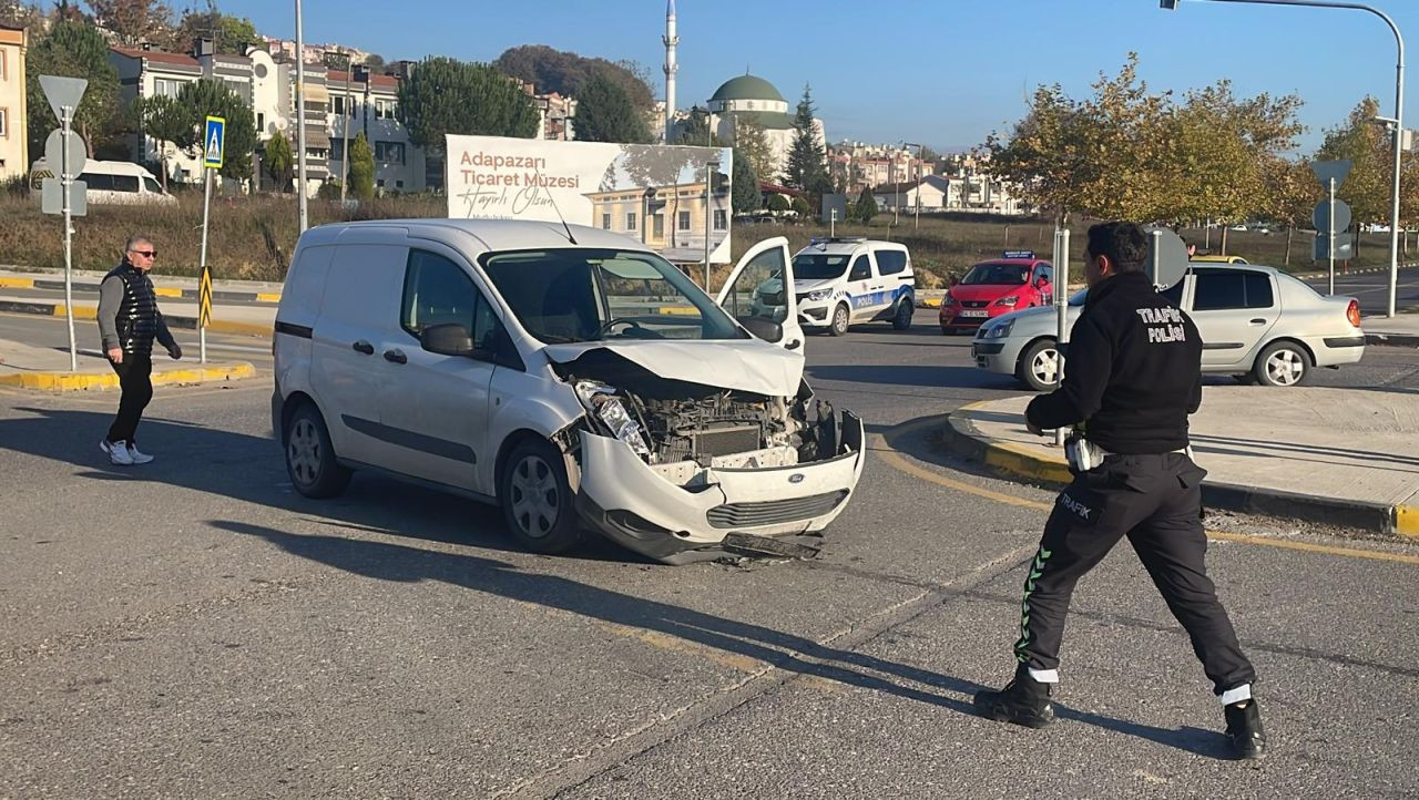 Sakarya'da Feci Kaza: Hafif Ticari Araçla Çarpışan Otomobil Devrildi 1 Yaralı! - Sayfa 2