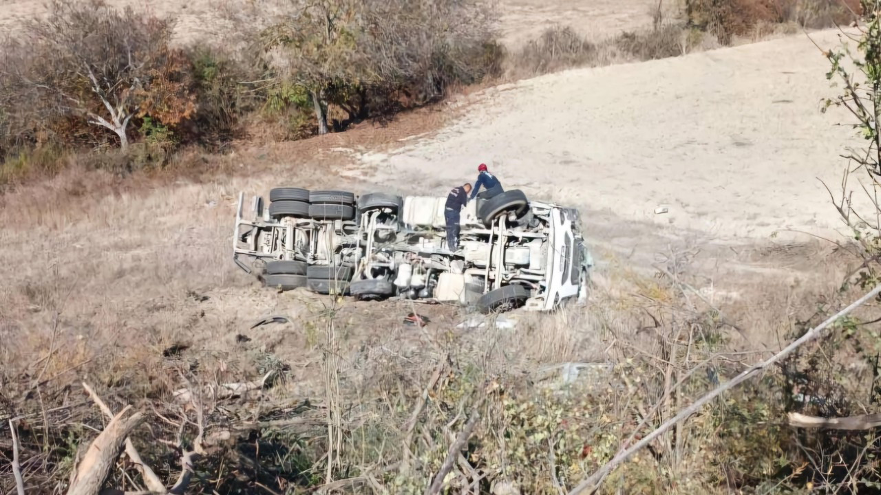 Manisa'da Freni Boşalan Beton Mikseri Devrildi: 1 Yaralı