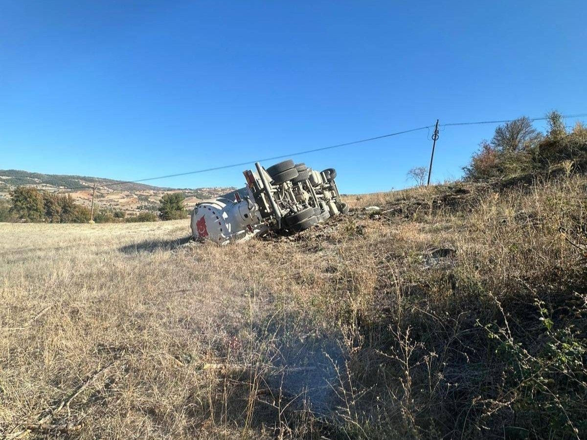 Manisa'da Freni Boşalan Beton Mikseri Devrildi: 1 Yaralı - Sayfa 1