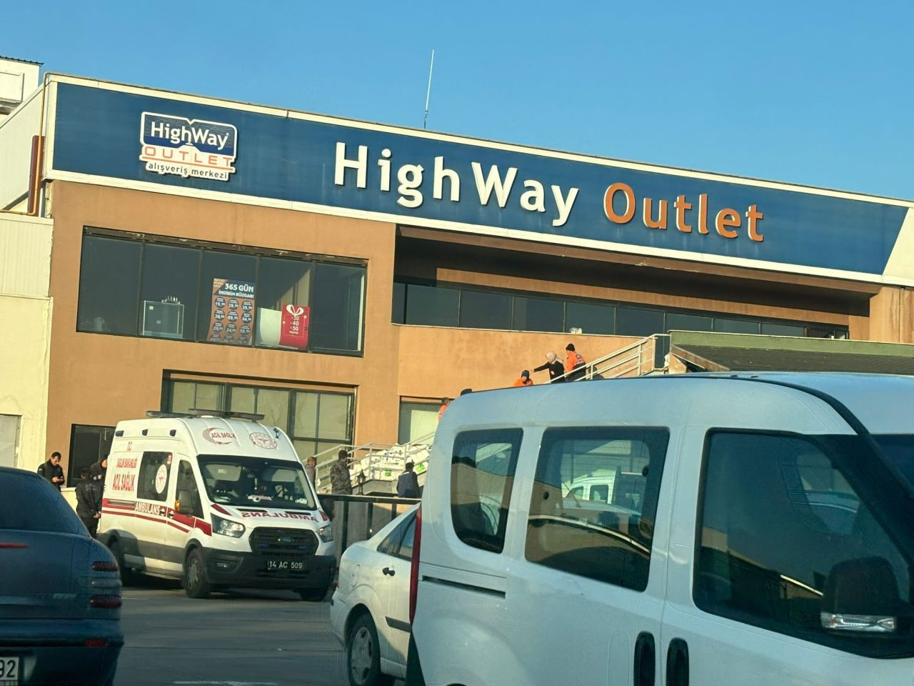 Highway Outlet AVM'de Temizlik İşçisi Yüksekten Düşerek Yaralandı - Sayfa 1