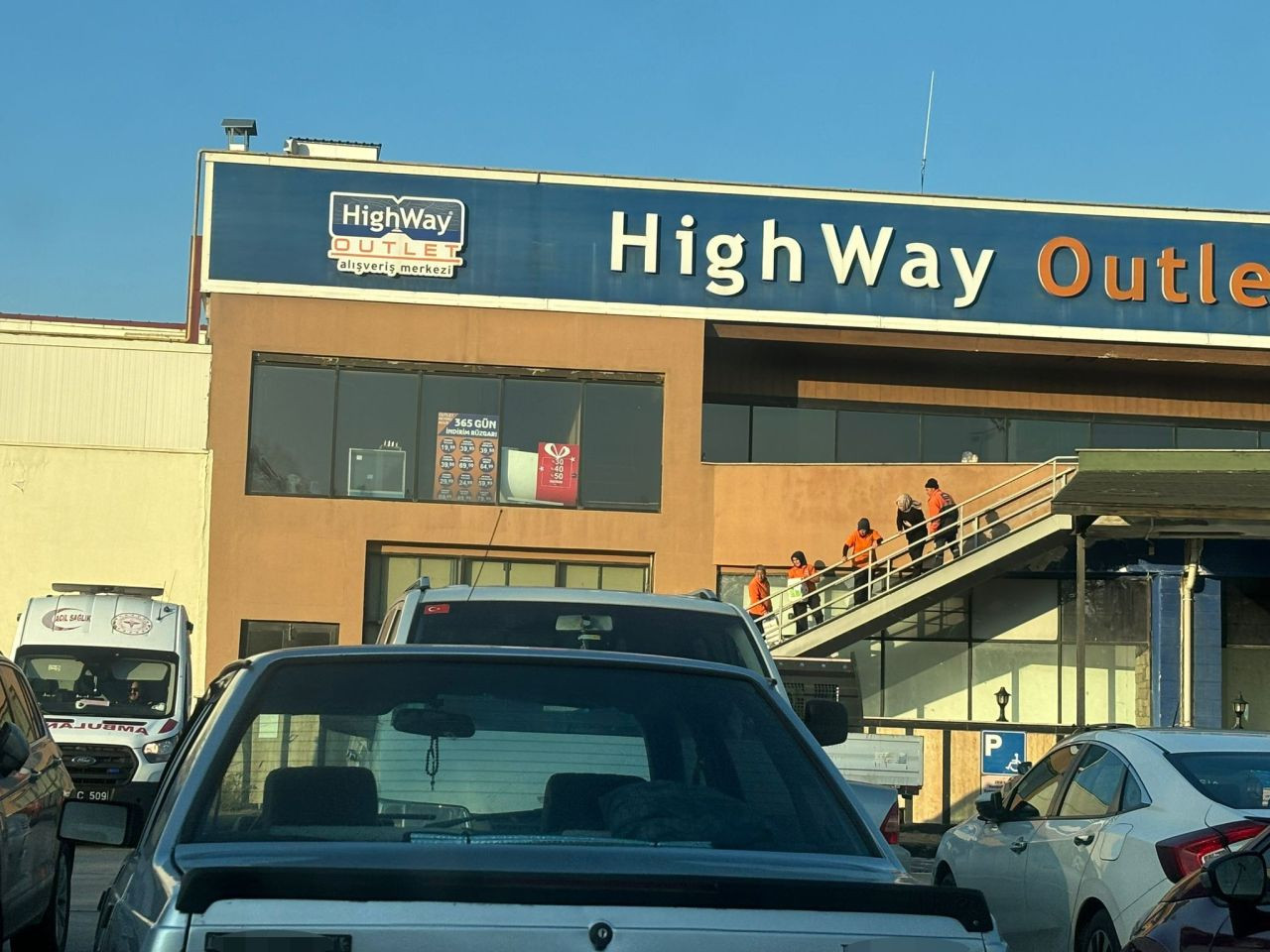 Highway Outlet AVM'de Temizlik İşçisi Yüksekten Düşerek Yaralandı - Sayfa 2