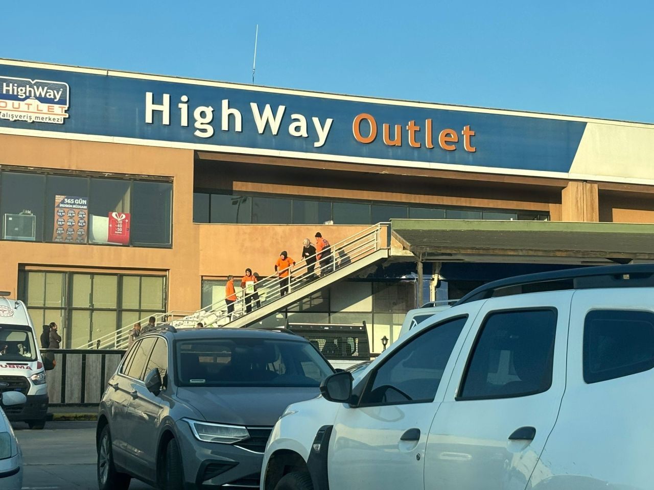 Highway Outlet AVM'de Temizlik İşçisi Yüksekten Düşerek Yaralandı - Sayfa 3