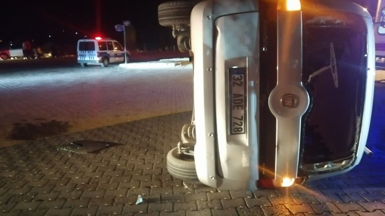 Isparta'da Kontrolden Çıkan Otomobil Yan Yattı: 2 Yaralı