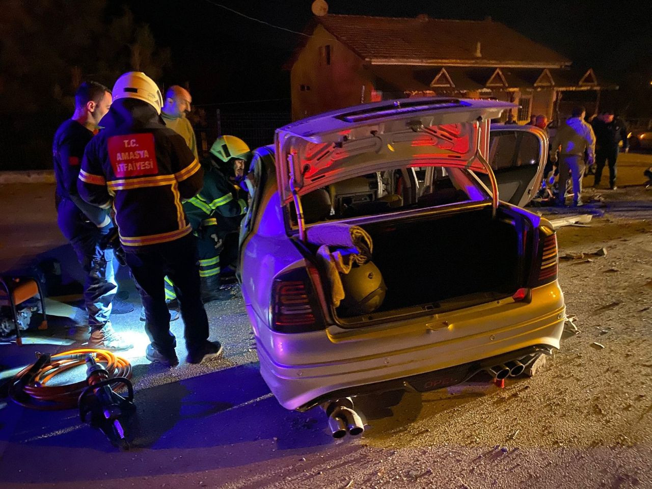 Amasya’da Otomobil Duvara Çarptı: 3 Kişi Hastaneye Kaldırıldı - Sayfa 2