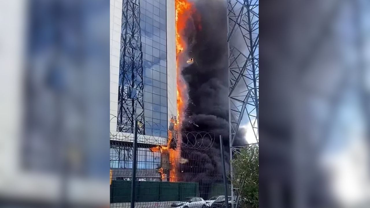 İstanbul'da Özel Bir Okulun Bahçesinde Trafo Bomba Gibi Patladı! - Sayfa 1