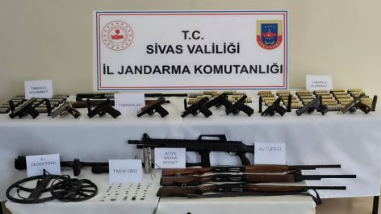 Sivas'ta Jandarma Operasyonu: 12 Kişi Gözaltına Alındı