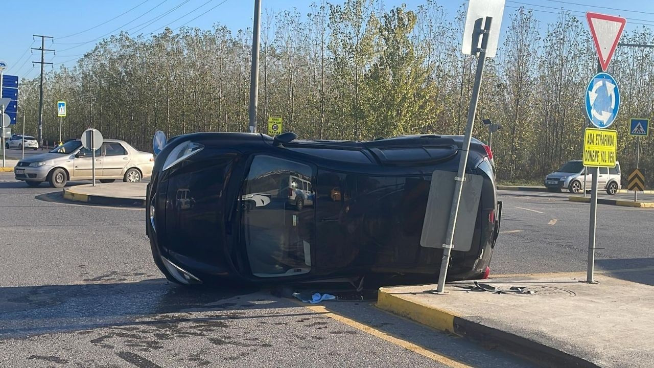 Sakarya'da Feci Kaza: Hafif Ticari Araçla Çarpışan Otomobil Devrildi 1 Yaralı!