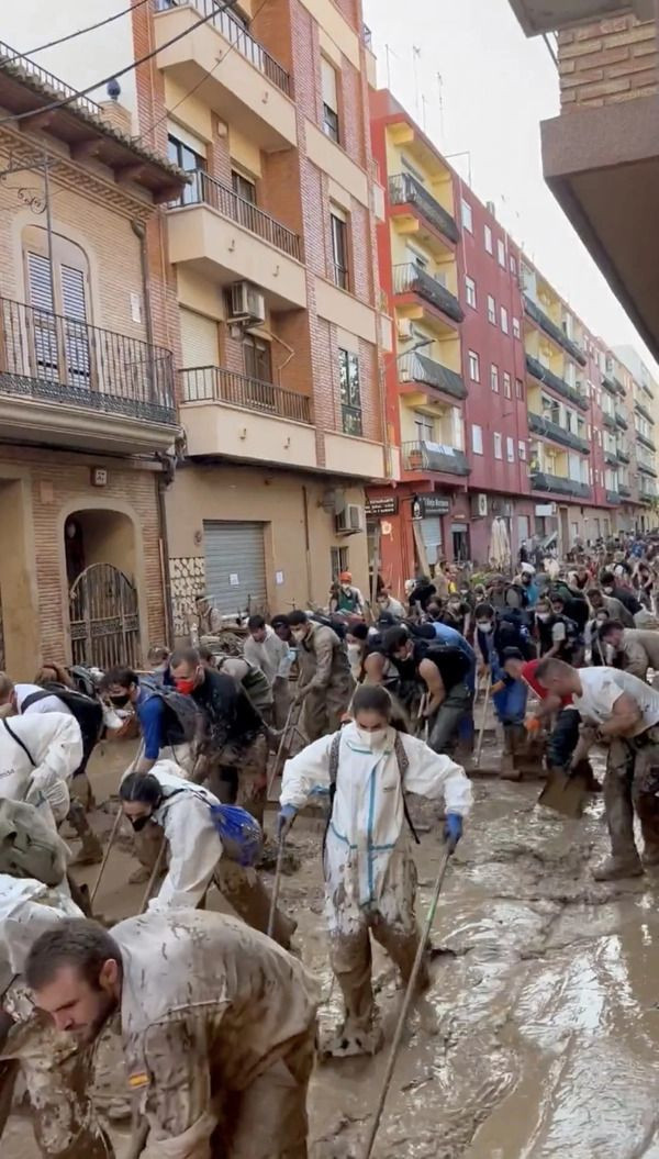 İspanya'da Sel Felaketi: Vatandaşlar ve Askerler Birlikte Çalışıyor - Sayfa 2