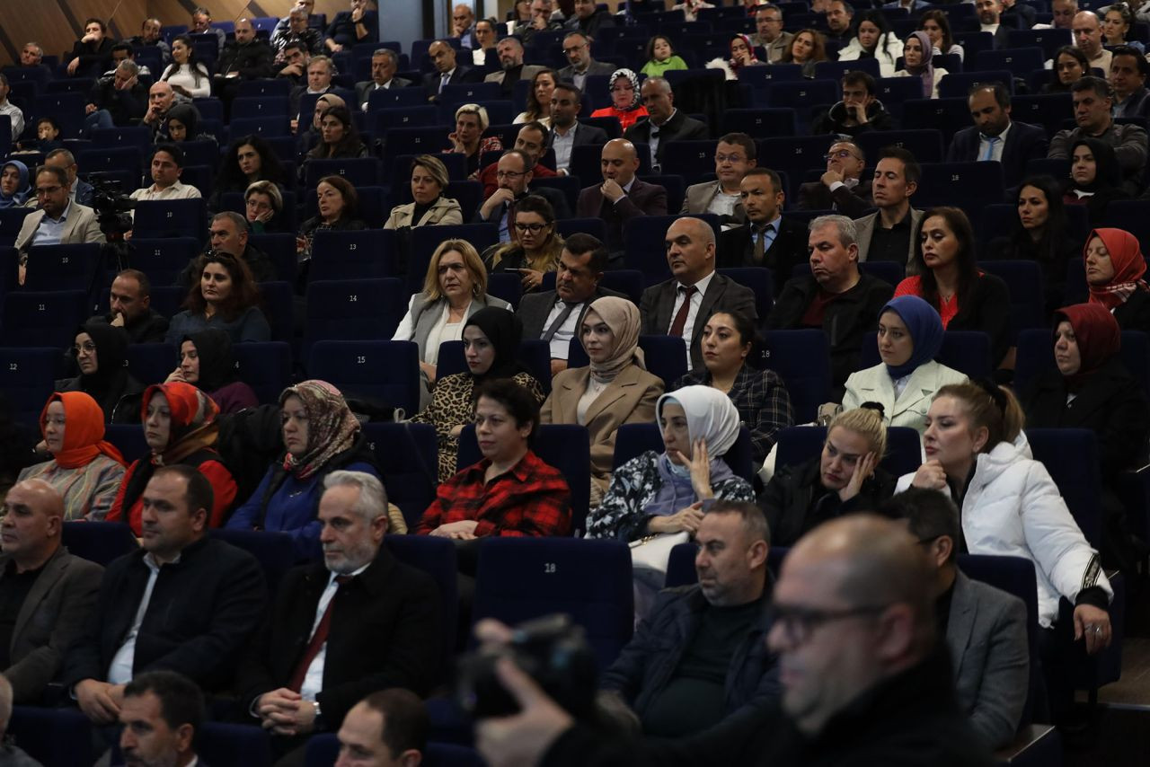 Başkan Alemdar, Deprem Gerçeğine Dikkat Çekti: "Yeni ve Güçlü Sakarya'da Gençler Hikâyelerini Yazacak" - Sayfa 16