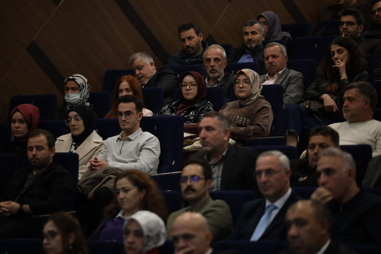 Başkan Alemdar, Deprem Gerçeğine Dikkat Çekti: "Yeni ve Güçlü Sakarya'da Gençler Hikâyelerini Yazacak" - Sayfa 17