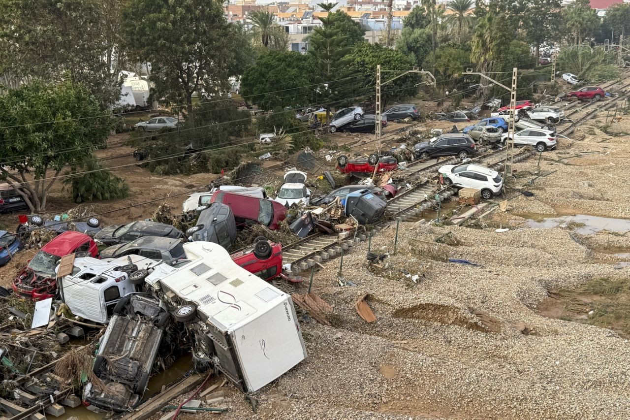 İspanya'da Sel Felaketi: Vatandaşlar ve Askerler Birlikte Çalışıyor - Sayfa 4