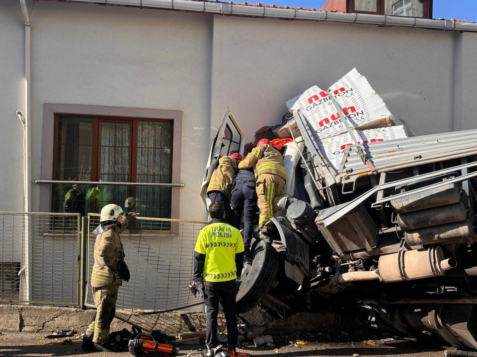 Kartal'da kontrolden çıkan tır eve girdi: 1 yaralı - Sayfa 1