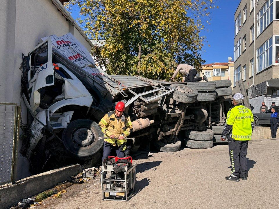 Kartal'da kontrolden çıkan tır eve girdi: 1 yaralı - Sayfa 2